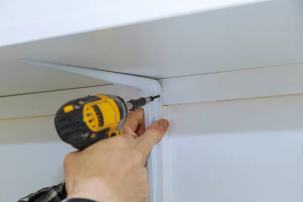 Hombre instalar estantes de madera en soportes pared instalar un estante — Foto de Stock