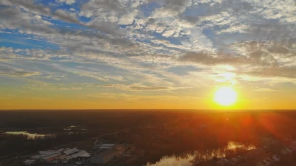 Orange sunset sky. Langit yang indah. Abstraksi langit di lingkungan perumahan AS. pengembang — Stok Video
