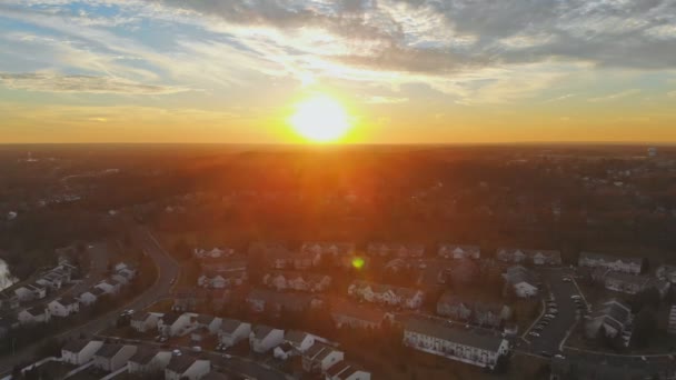 Ciudad Vista espacial colorido atardecer explotando cielo en colores vivos sobre el desarrollo de la comunidad de vivienda — Vídeo de stock