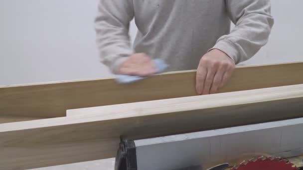 Hout abrade proces met schuurpapier — Stockvideo