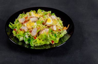 Marul ve kiraz domates salatası ile kavrulmuş tavuk fileto. Üst görünüm