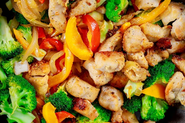 Gezonde gerechten gegrilde kip en mix salade van cichorei, tomaten, greens en sla op Close-up. — Stockfoto