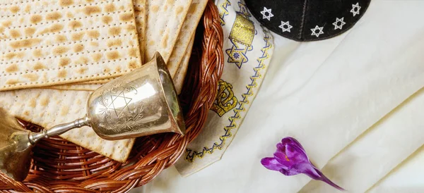 Fondo de Pascua matzoh pan de fiesta judía sobre tallit y kippah — Foto de Stock