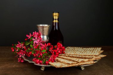 Büyük Yahudi tatilinde Pesach Passover sembolleri. Geleneksel matzoh