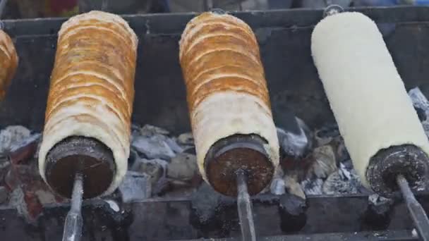 Cozinhando alguns kurtos kalacs, pão doce tradicional húngaro . — Vídeo de Stock