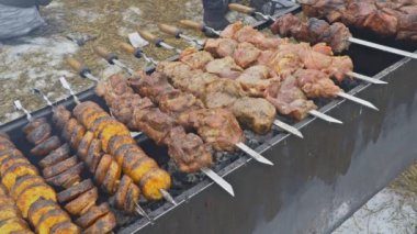 Kömür üzerinde ızgara et, bir yangında lezzetli bir yemek