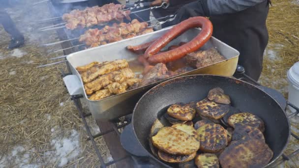 Cibo al festival cibo, spiedini di carne alla griglia patate fritte, spiedini di shish kebab — Video Stock