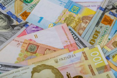 ABD Doları ve Ukrayna Grivnası, banknotlar arka plan.