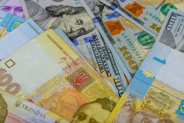 Abd doları ve Ukrayna Grivnası Arka Plan farklı banknotlar