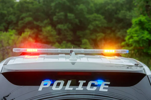 Luces intermitentes del coche de policía en la ciudad —  Fotos de Stock