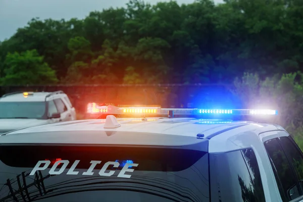 Luces intermitentes rojas y azules en el coche de policía. —  Fotos de Stock