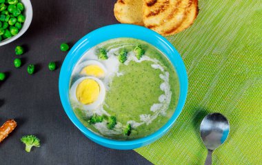 Ispanak, brokoli ve yumurta çorbası krema ile bir kapta. Üstte görüntü.