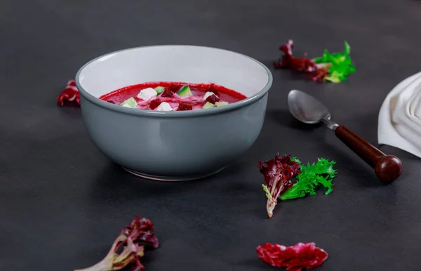 Rote-Bete-Suppe und frischer Salat — Stockfoto