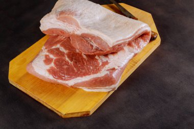 Ücretsiz metin alanı ile ahşap arka plan üzerinde üst görünüm ham domuz pirzolası.