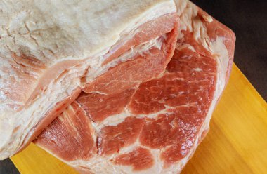 çiğ domuz eti bir ahşap tahta üzerinde