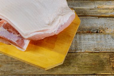 Ahşap masada taze domuz eti ile çiğ pastırma