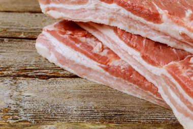 Taze çiğ et domuz taze domuz pirzolası pastırma rustik ahşap arka plan