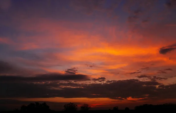 Der Himmel komplett gefärbte Wolken bei Sonnenuntergang. — Stockfoto