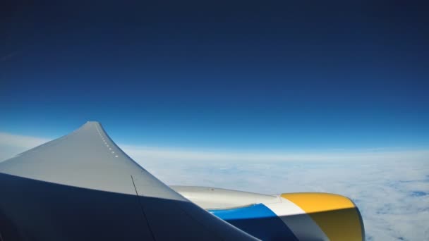 Aereo ala aereo aereo e nube sul cielo Nuvole vista aerea dal finestrino dell'aereo — Video Stock