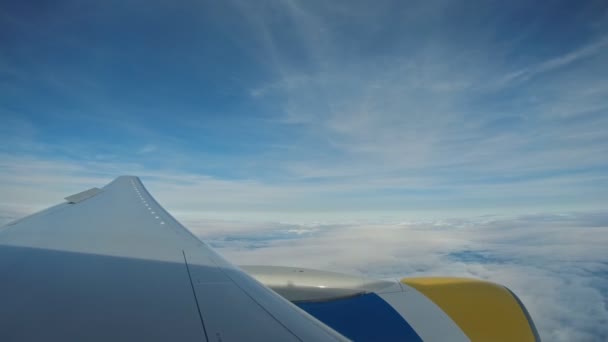 Concepto de ventana de vista de avión. Ver en la ventana del avión ver motor y ala en la nube y el cielo azul o azul cielo en la tierra hermosa . — Vídeo de stock