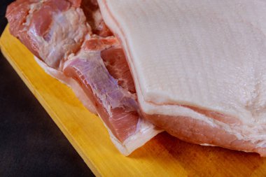 Ahşap arka planda çiğ domuz eti