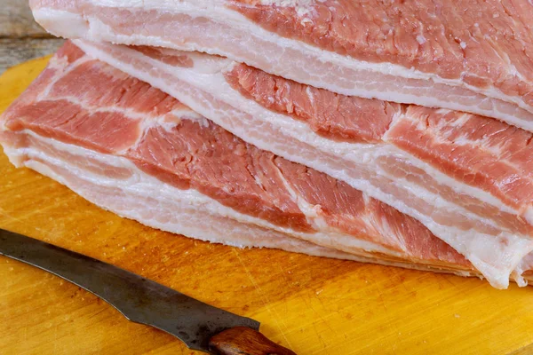 Frischer roher Speck auf Holztisch — Stockfoto