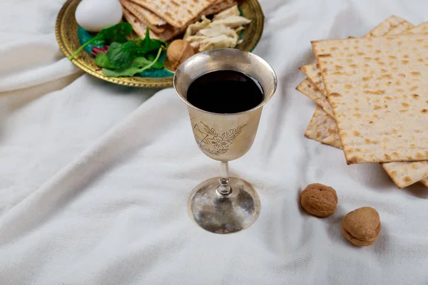 Ett judiskt matzá-bröd med vin. Påsklovskoncept — Stockfoto