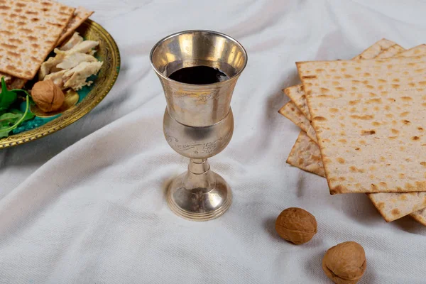 Påsk dum judisk helgdag bröd över bord. — Stockfoto