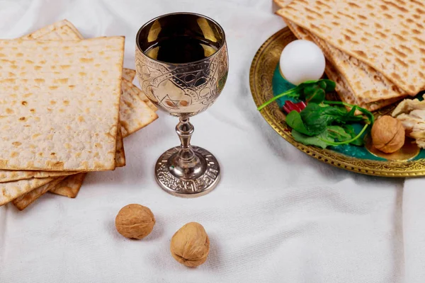 Ein jüdisches Matza-Brot mit Wein. Pessach-Urlaubskonzept — Stockfoto