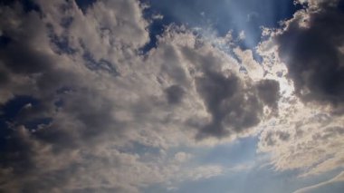 Bulutlar arka plan. Bulutlar, Güneş ışınları, mavi gökyüzü. Bulut. Küçük bulutlar ve parlak mavi gökyüzü ile gökyüzü arka plan. Full HD, 4k video görüntüleri.