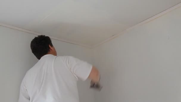 Acabamento de trabalho o mestre a escada de teto com uma lixadeira que tem poeira em obras . — Vídeo de Stock