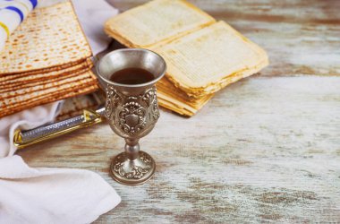 Şaraplı Yahudi Matzah ekmeği. Hamursuz Bayramı konsepti