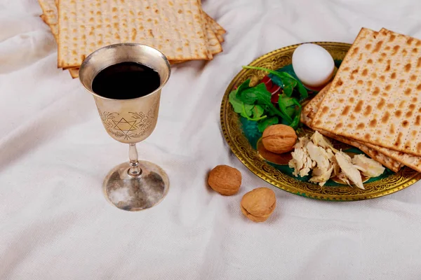 Um pão judeu Matzah com vinho. Conceito de férias de Páscoa — Fotografia de Stock