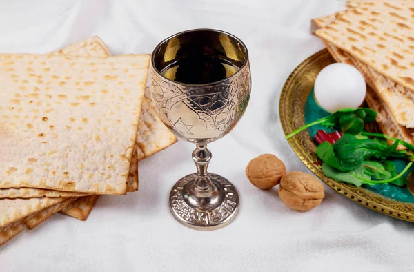 Pessach matzoh jüdisches Feiertagsbrot, Gläser koscherer Wein über Holztisch. — Stockfoto