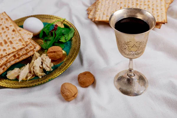 Пасхальный мацо еврейский праздничный хлеб за столом . — стоковое фото