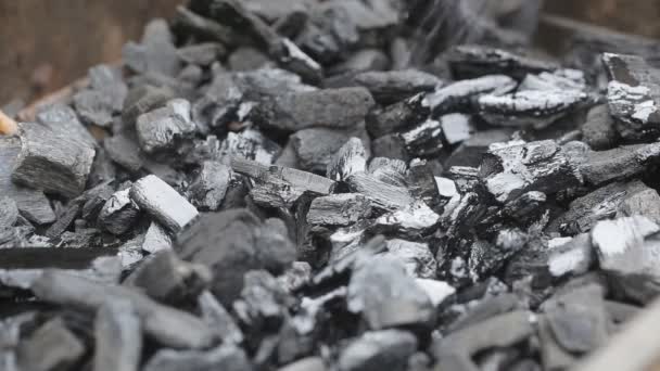 Preparazione per grigliate bruciante carbone e fiamma ardente bruciare, carbone usato come fuoco di cottura fiamma — Video Stock