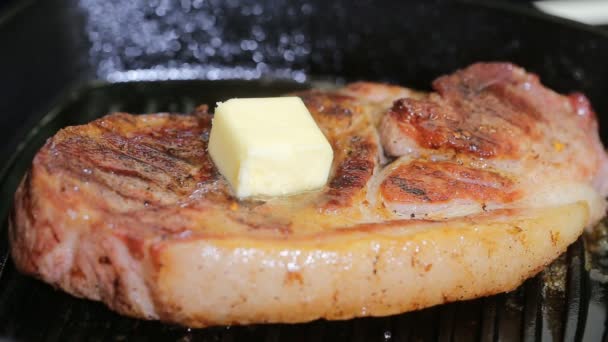 Juicy grilled steaks in a frying pan close up. — Stock Video