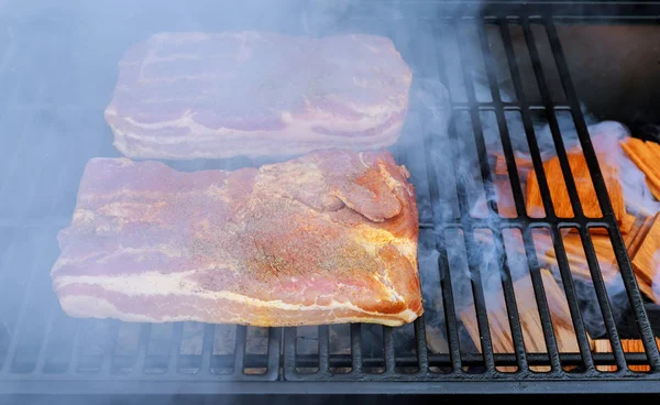 Hickory Smoked Bacon en el tocino ahumado casero, muy sabroso —  Fotos de Stock