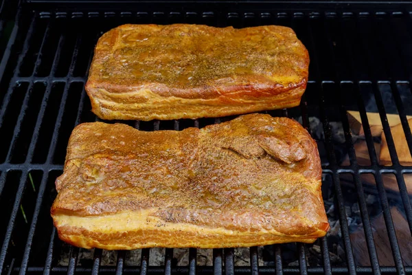 Mehrere geräucherte gegrillte Grill-Speck auf Rauchgrill gekocht, Nahaufnahme — Stockfoto