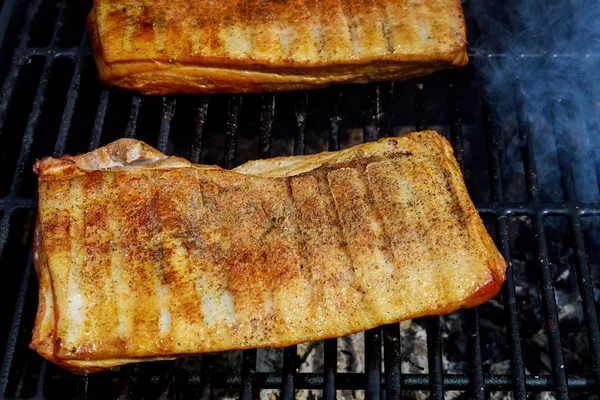 Leckeren gebackenen Speck auf einem Grill draußen in den Spezialitäten gegrillt werden. — Stockfoto