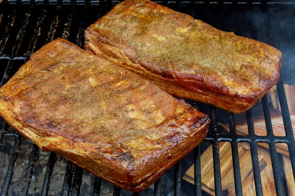 Schweinespeck gewickelt auf Holzkohlegrill geschmorte Kohlen und leichter Rauch — Stockfoto