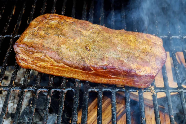 Ein Raucher grillt einen Grill mit frisch geräuchertem Schweinefleisch — Stockfoto
