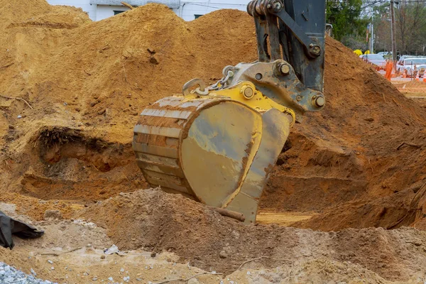 Fundación del sitio de construcción con excavadora trabajando en pozo de excavación — Foto de Stock