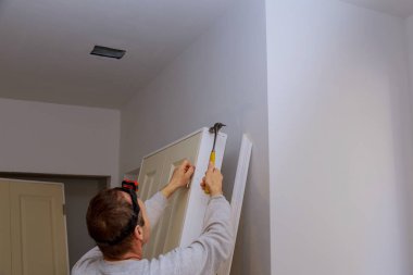 Handyman kurulum odalar arasında yeni kapılar