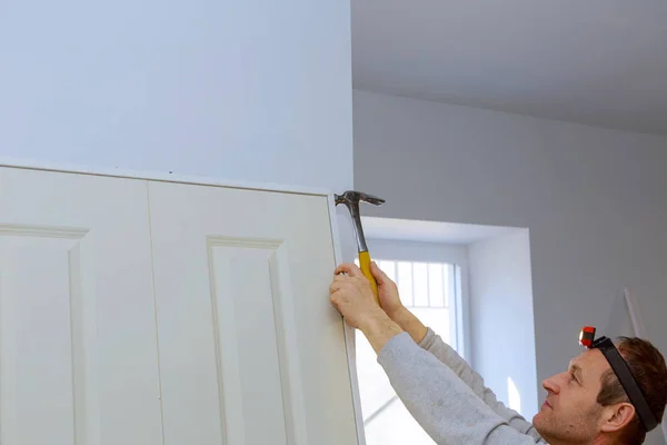 Handyman instalar a nova porta dupla no quarto — Fotografia de Stock