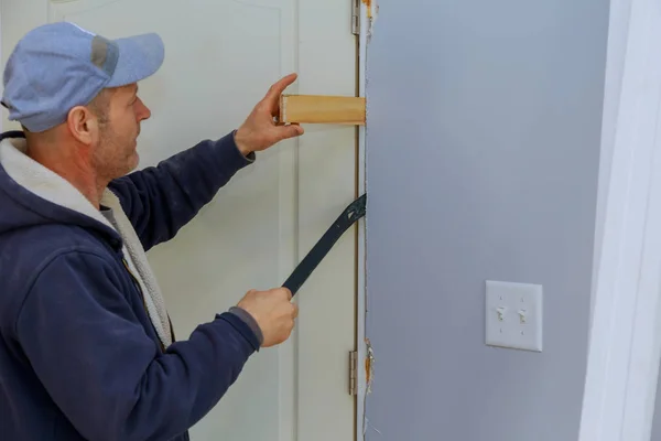 Servicio de reparación de fijar la nueva puerta para el interior de la casa — Foto de Stock