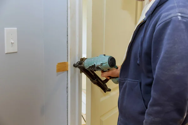 Telepítése ajtók munkavállaló segítségével levegő köröm pisztoly új ház — Stock Fotó