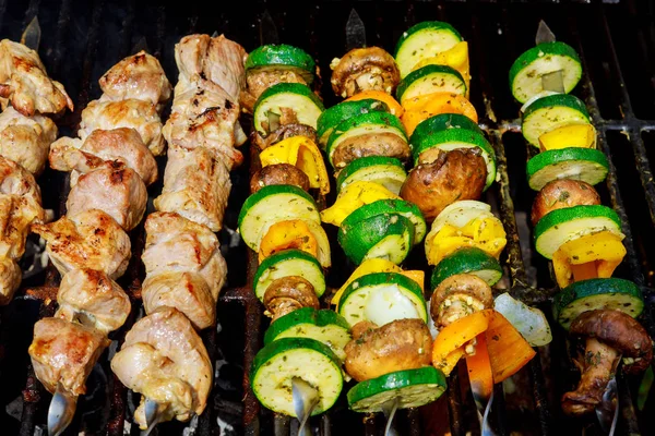 Кебабы на гриле мясо и овощи — стоковое фото