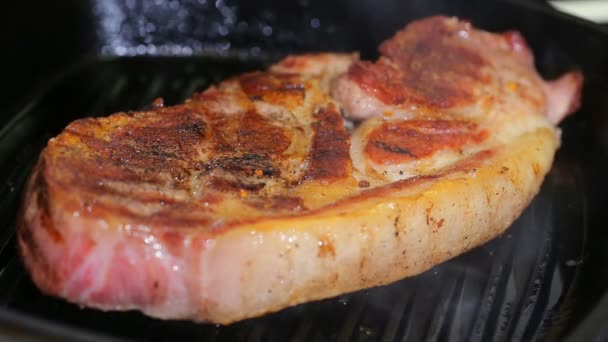 Koekenpan met gegrilde sappige biefstuk — Stockvideo