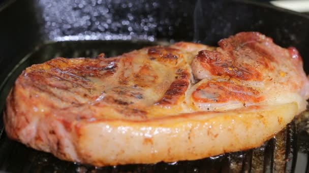 Pečené vepřové steak v pánvi zblízka — Stock video